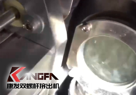 水下造粒機切粒視頻水中造粒機康發(fā)75機雙螺桿擠出造粒機實拍！水下切|水下切粒|共混智造|塑料